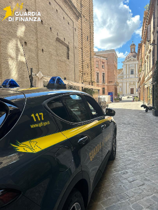 Parto imminente nel traffico, la Guardia di finanza scorta coppia fino al Salesi